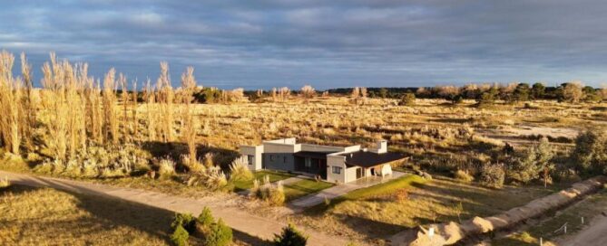 Playa y bosque en Mar de las Pampas, candidata argentina a Best Tourism Villages 2026