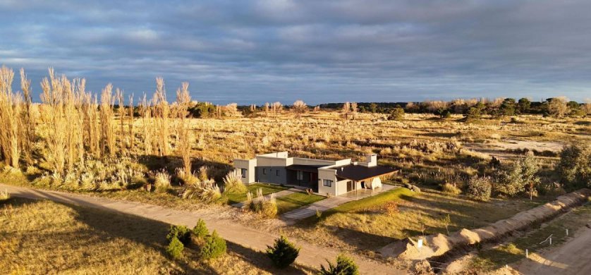 Playa y bosque en Mar de las Pampas, candidata argentina a Best Tourism Villages 2026